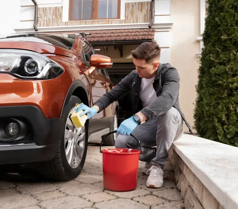 Lavage auto à domicile Saint-Péravy-la-Colombe : professionnel intervenant sur un véhicule